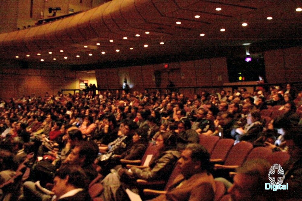 A packed audience of 1500 at Transmedia Seminario 2012 in Bogota, as photographed by Zoad Humar.